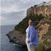 Soy una chica muy estudiosa, me gusta mucho el colegio y todo lo que conlleva, me encanta enseñar a niños de entre 6 y 12 años.